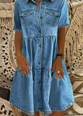 Vestido midi de mezclilla con cuello Peter Pan en azul claro y diseño de patchwork arrugado